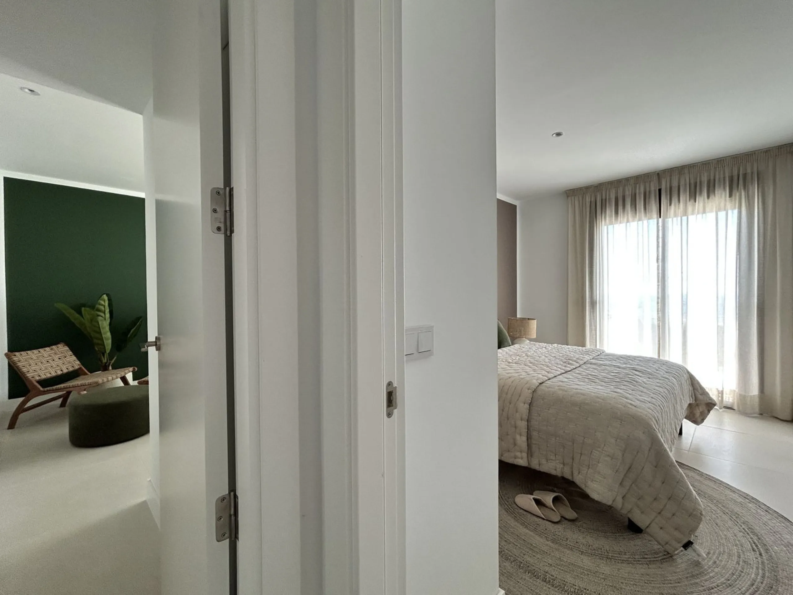 Exclusive newly built penthouse with 3 bedrooms and a spacious south-facing terrace offering spectacular sea and mountain views.