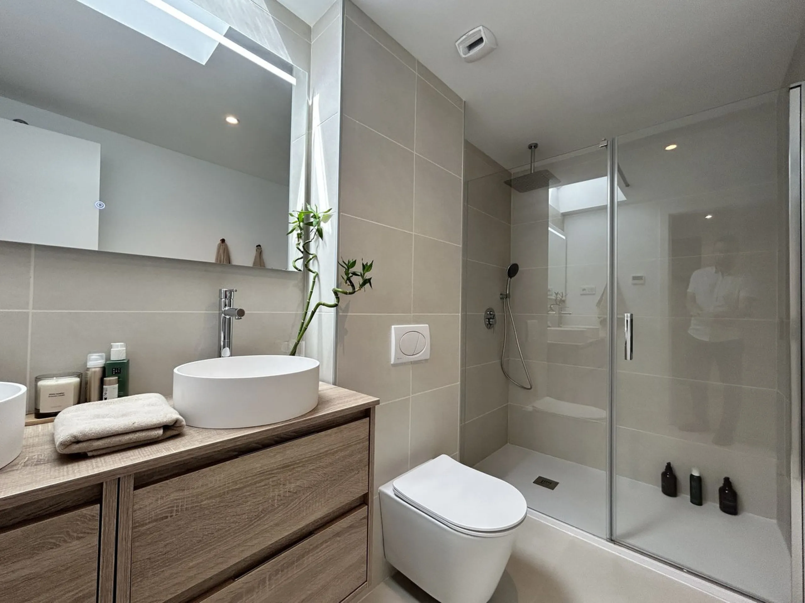 Exclusive newly built penthouse with 3 bedrooms and a spacious south-facing terrace offering spectacular sea and mountain views.