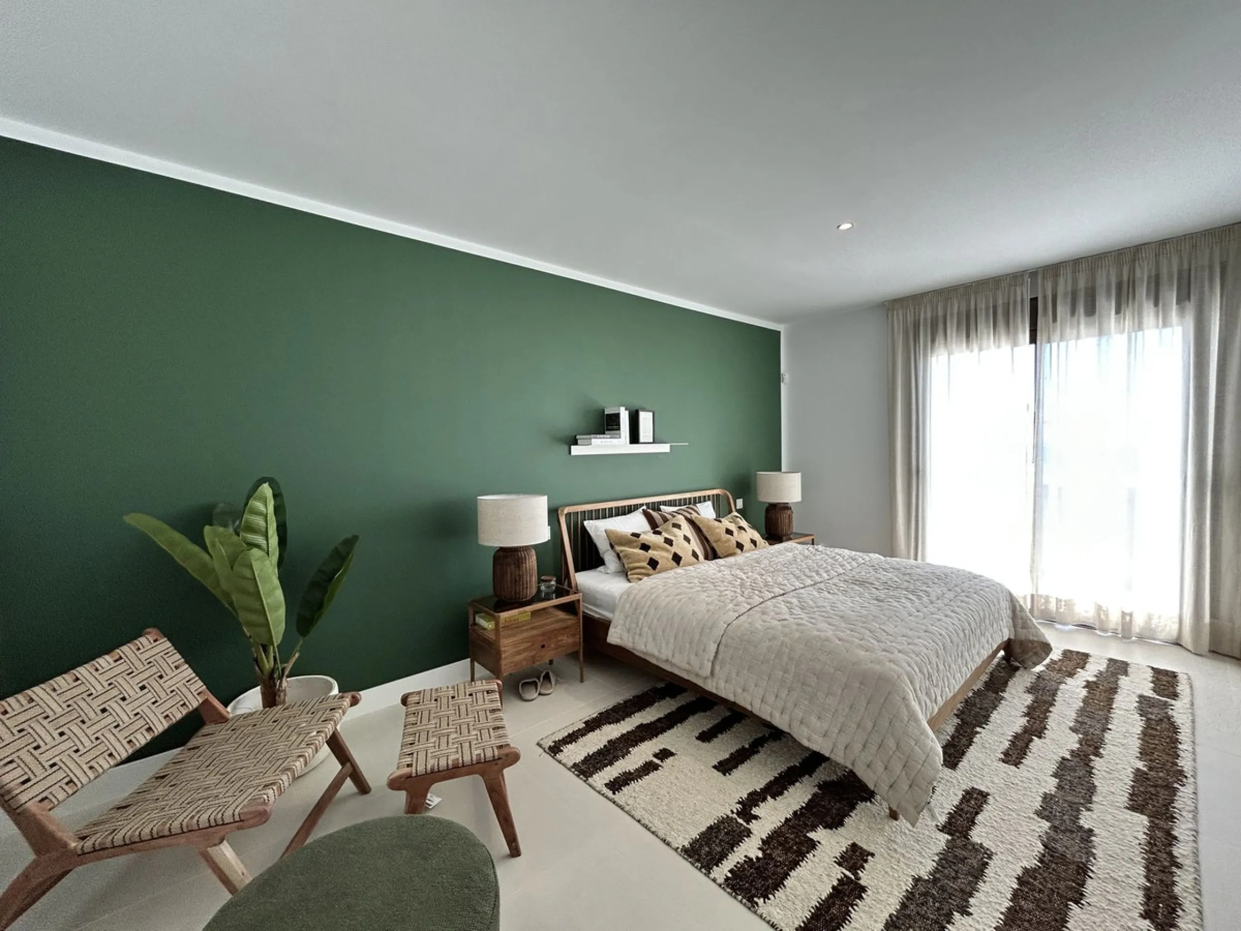 Exclusive newly built penthouse with 3 bedrooms and a spacious south-facing terrace offering spectacular sea and mountain views.