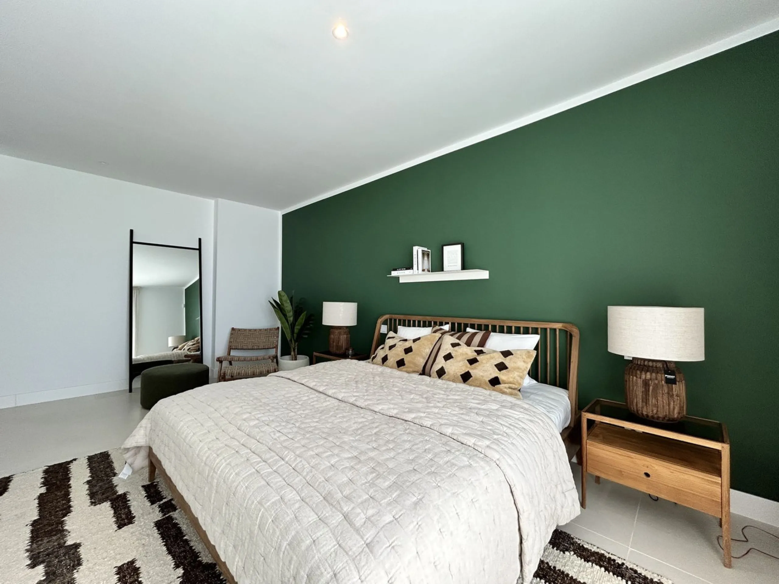 Exclusive newly built penthouse with 3 bedrooms and a spacious south-facing terrace offering spectacular sea and mountain views.