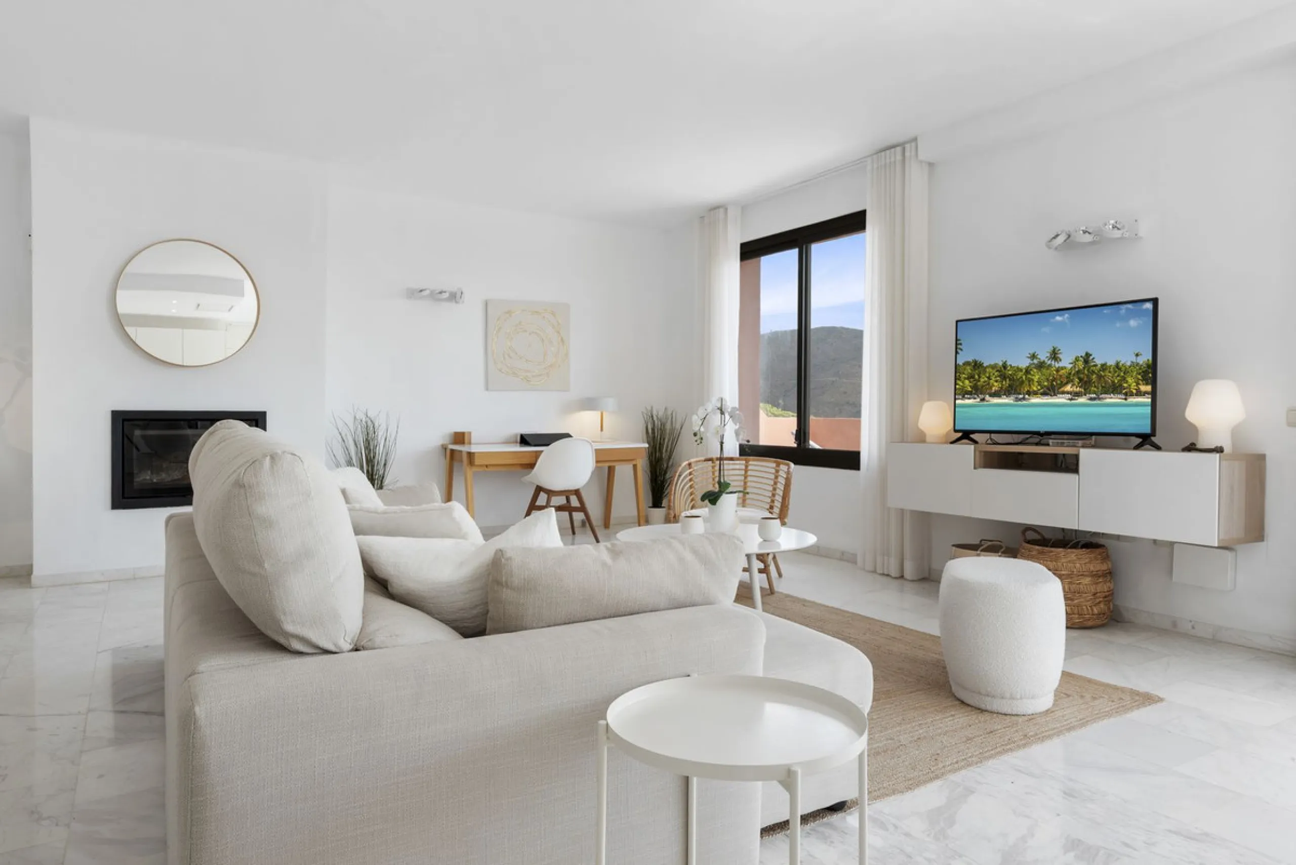 Spacious renovated 2-Bedroom Apartment with Panoramic Views in Los Vinedos, La Mairena