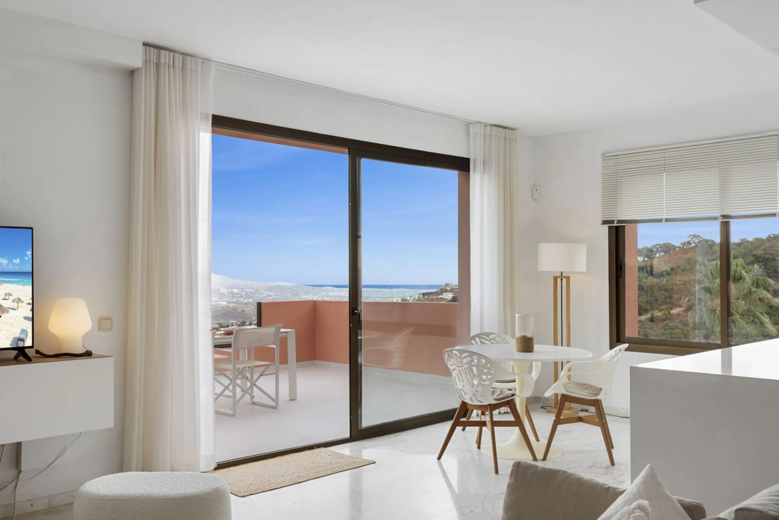 Spacious renovated 2-Bedroom Apartment with Panoramic Views in Los Vinedos, La Mairena