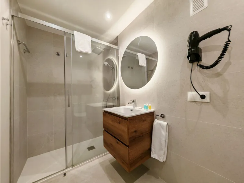 Apartment for sale in , Benahavis with 2 bedrooms and 2 bathrooms, with communal swimming pool and private garage (1 parking spaces). Regarding property dimensions, it has 73 m² built, 60 m² interior and 12.92 m² terrace. Has the following facilities moun