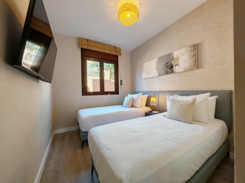 Apartment for sale in , Benahavis with 2 bedrooms and 2 bathrooms, with communal swimming pool and private garage (1 parking spaces). Regarding property dimensions, it has 73 m² built, 60 m² interior and 12.92 m² terrace. Has the following facilities moun