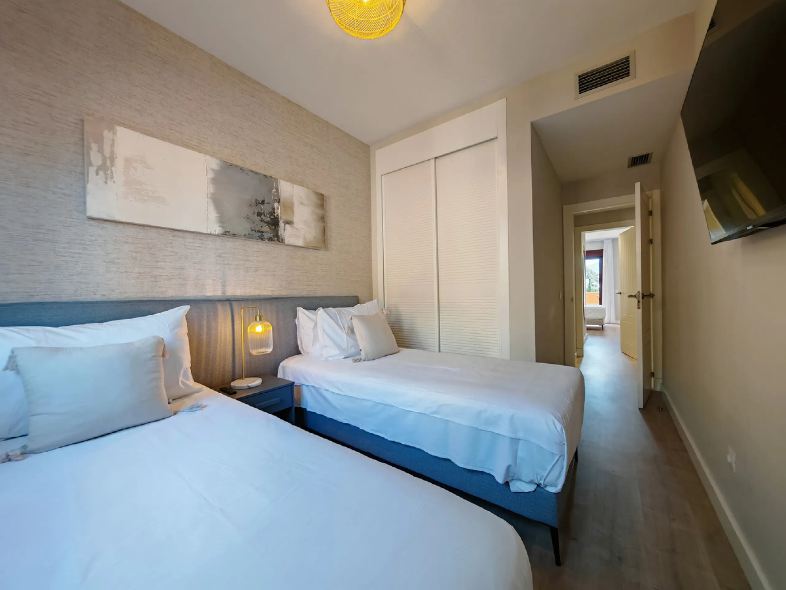 Apartment for sale in , Benahavis with 2 bedrooms and 2 bathrooms, with communal swimming pool and private garage (1 parking spaces). Regarding property dimensions, it has 73 m² built, 60 m² interior and 12.92 m² terrace. Has the following facilities moun