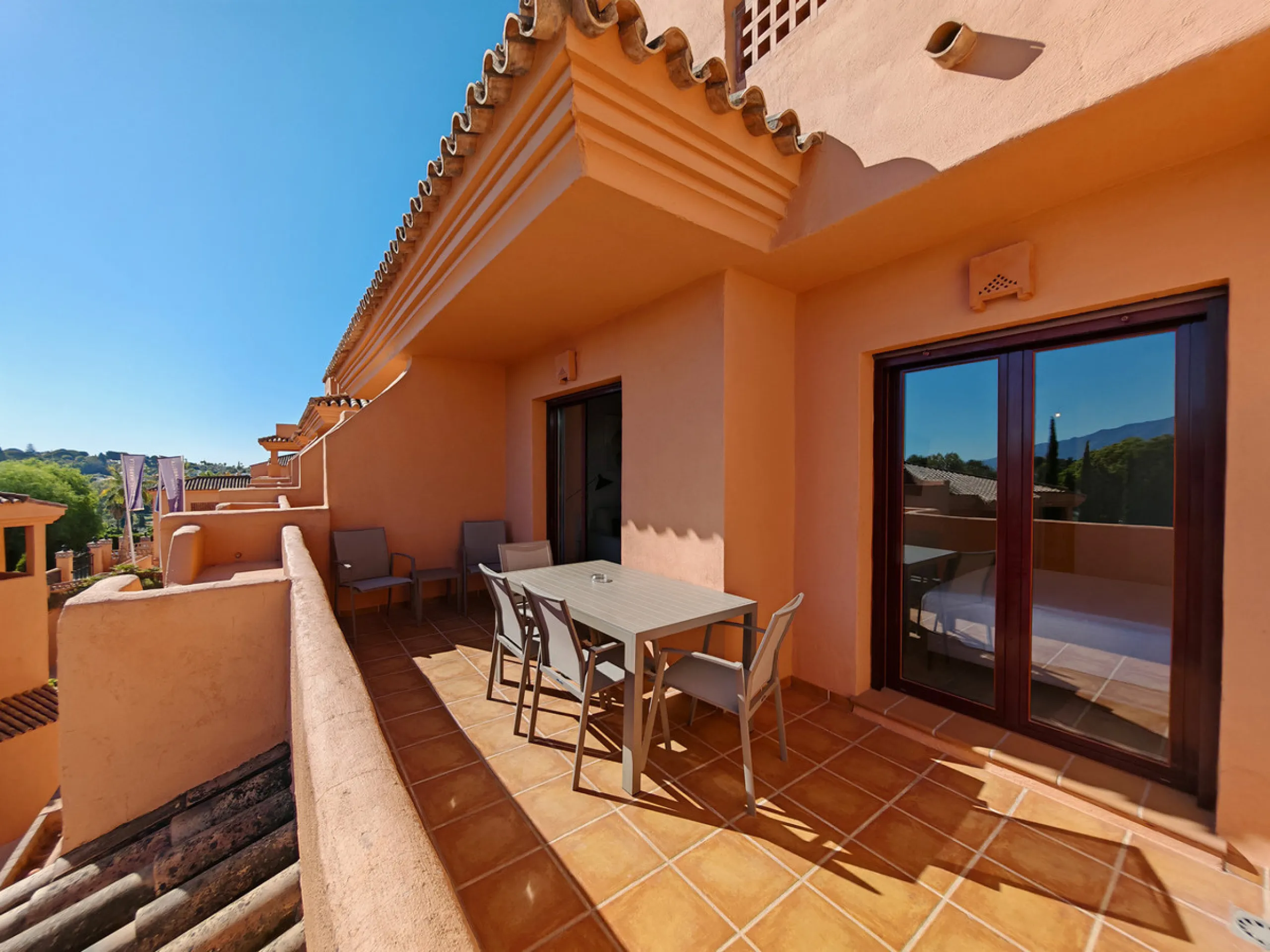 Apartment for sale in , Benahavis with 2 bedrooms and 2 bathrooms, with communal swimming pool and private garage (1 parking spaces). Regarding property dimensions, it has 73 m² built, 60 m² interior and 12.92 m² terrace. Has the following facilities moun
