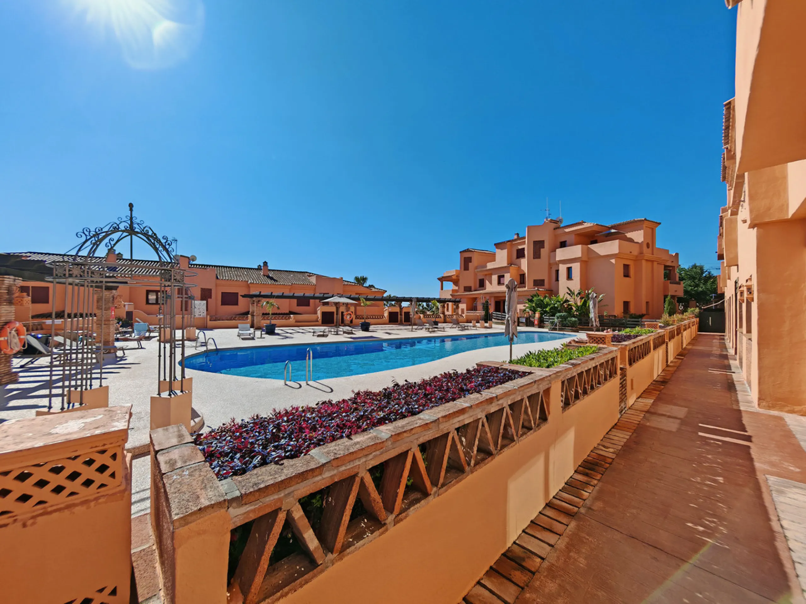 Apartment for sale in , Benahavis with 2 bedrooms and 2 bathrooms, with communal swimming pool and private garage (1 parking spaces). Regarding property dimensions, it has 73 m² built, 60 m² interior and 12.92 m² terrace. Has the following facilities moun