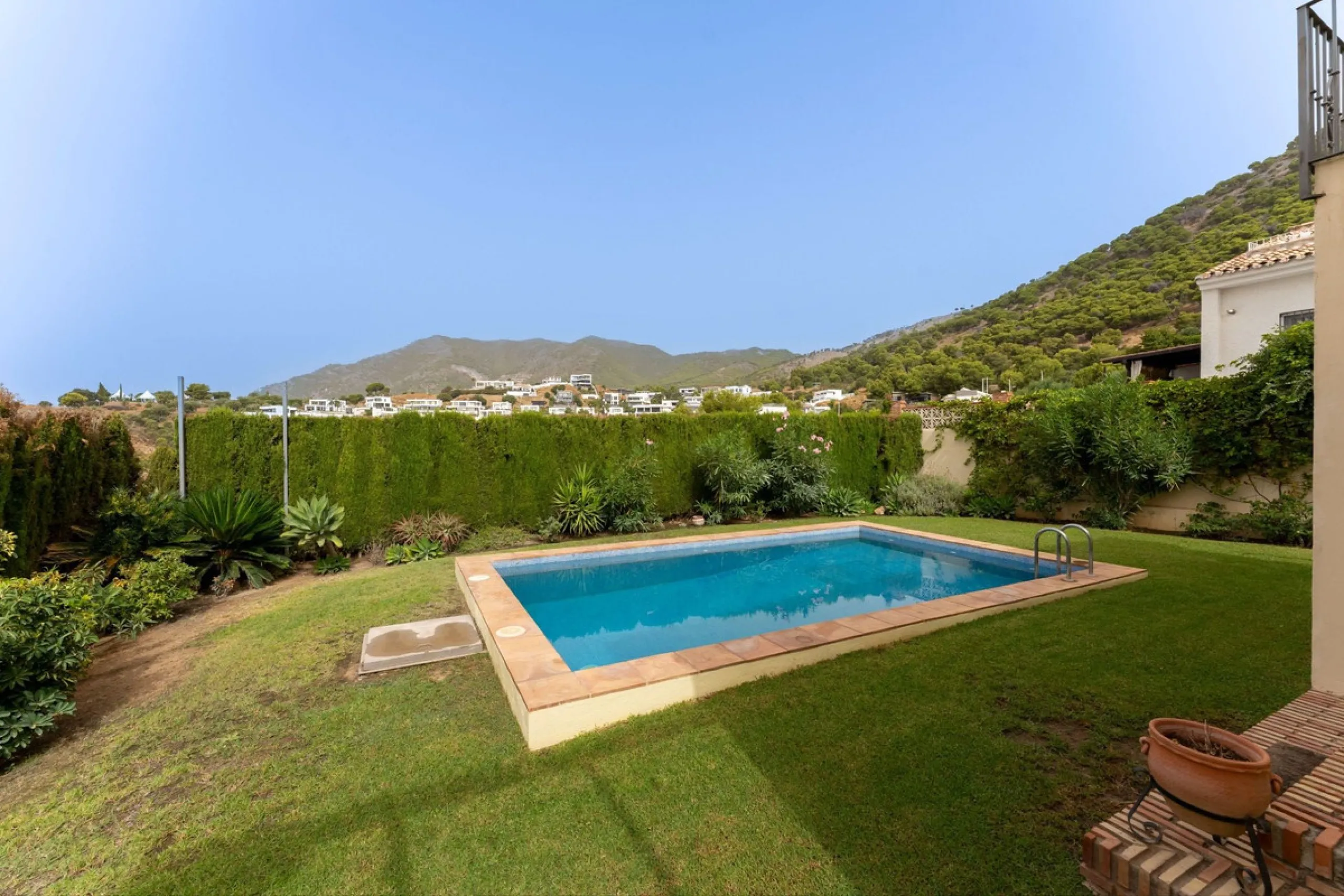 House - Detached Villa в продаже в Mijas, Málaga. В доме 3 спален и 3 ванных комнат. Площадь дома 143 м². Площадь участка 500 м²