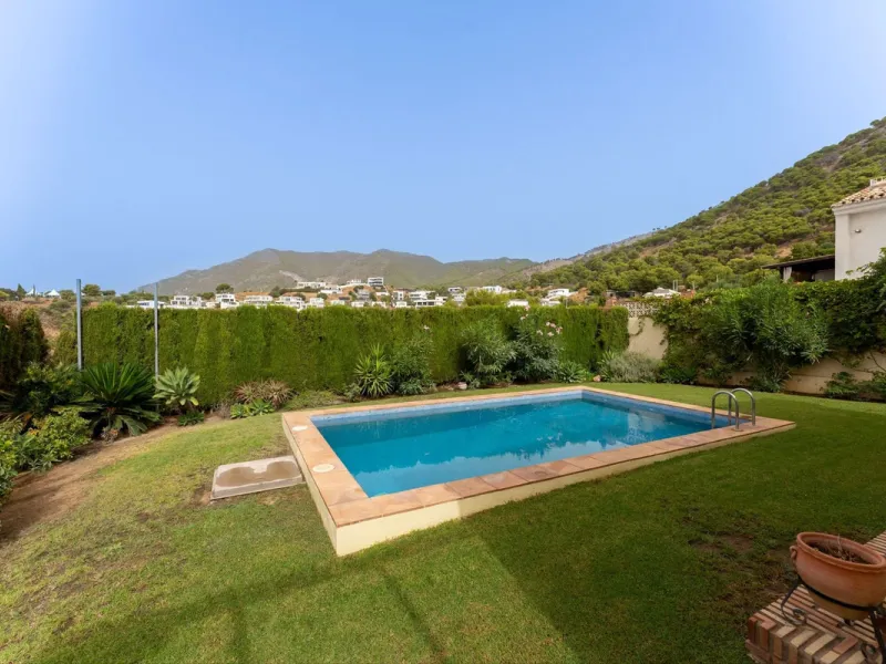 House - Detached Villa в продаже в Mijas, Málaga. В доме 3 спален и 3 ванных комнат. Площадь дома 143 м². Площадь участка 500 м²