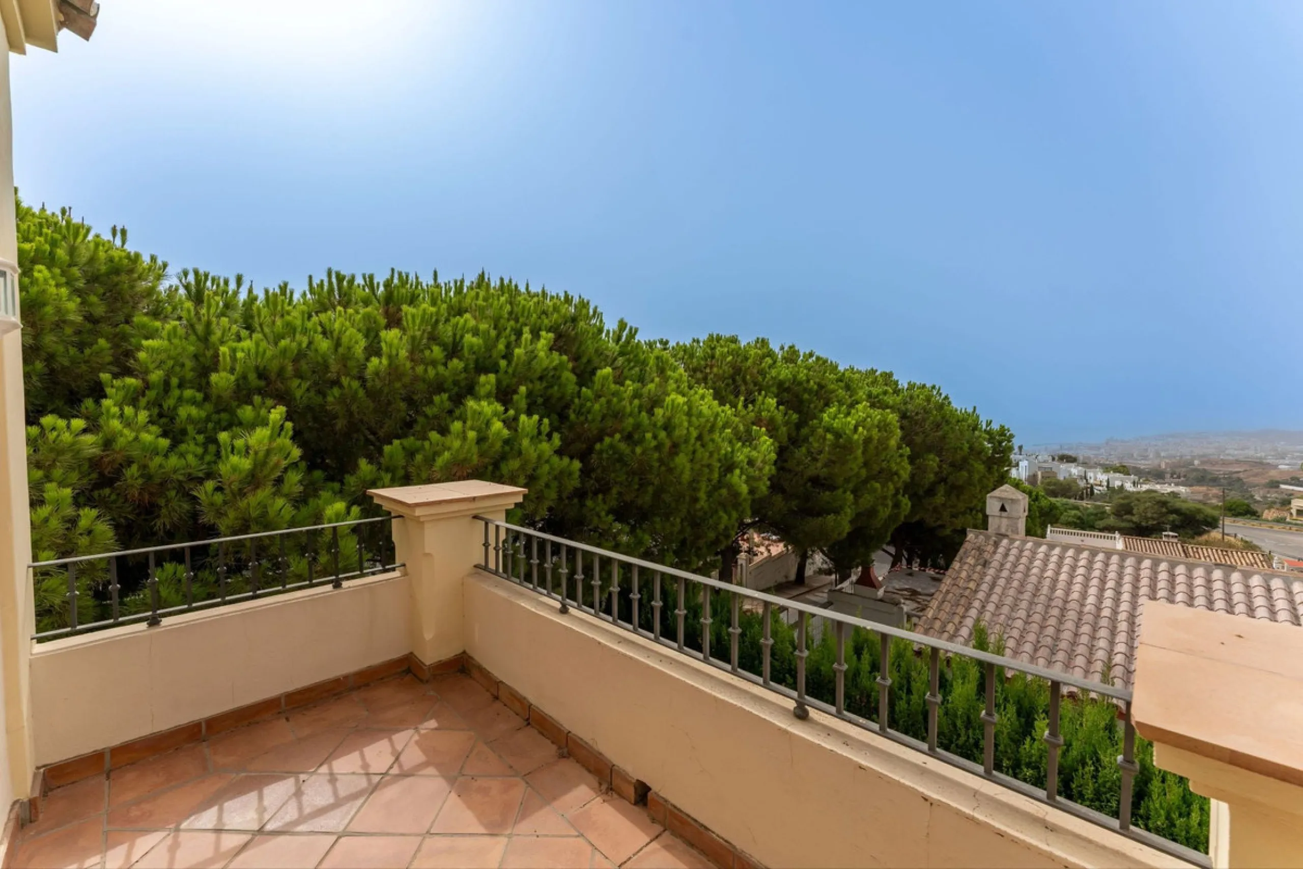 House - Detached Villa в продаже в Mijas, Málaga. В доме 3 спален и 3 ванных комнат. Площадь дома 143 м². Площадь участка 500 м²