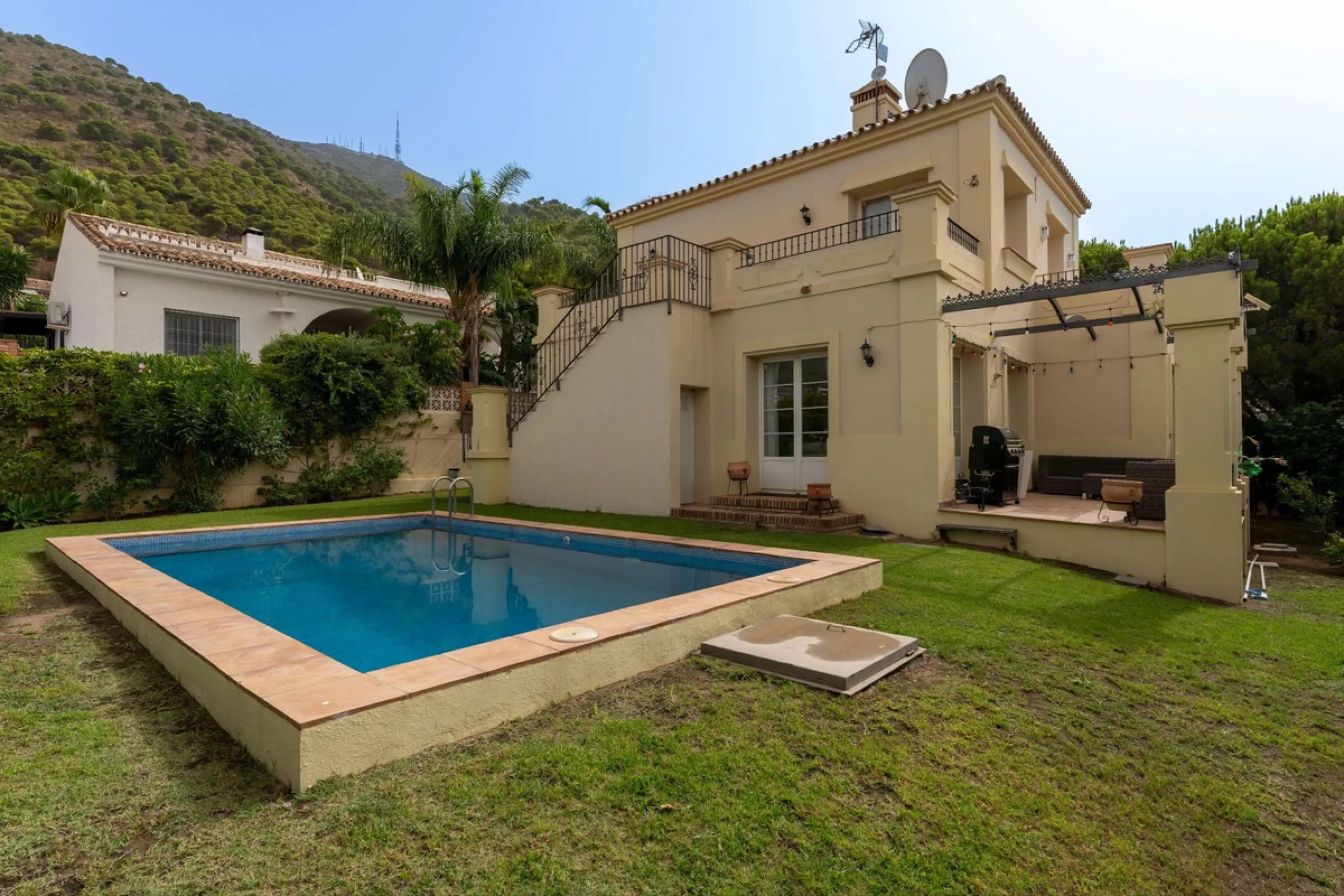 House - Detached Villa в продаже в Mijas, Málaga. В доме 3 спален и 3 ванных комнат. Площадь дома 143 м². Площадь участка 500 м²