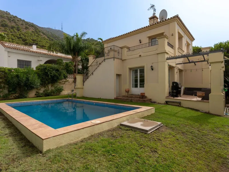 House - Detached Villa в продаже в Mijas, Málaga. В доме 3 спален и 3 ванных комнат. Площадь дома 143 м². Площадь участка 500 м²