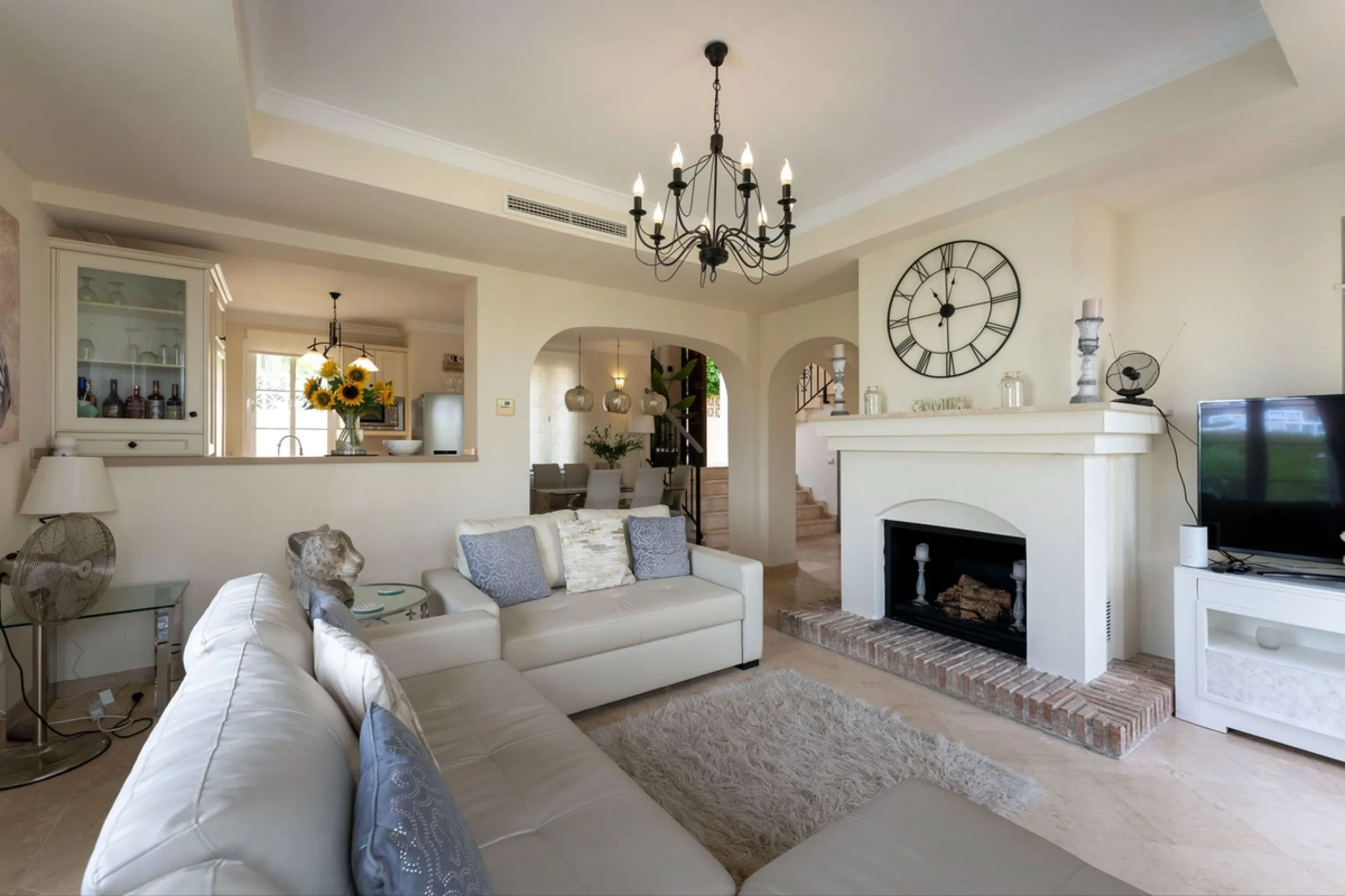 House - Detached Villa в продаже в Mijas, Málaga. В доме 3 спален и 3 ванных комнат. Площадь дома 143 м². Площадь участка 500 м²