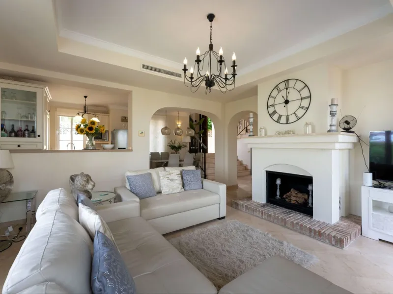 House - Detached Villa в продаже в Mijas, Málaga. В доме 3 спален и 3 ванных комнат. Площадь дома 143 м². Площадь участка 500 м²