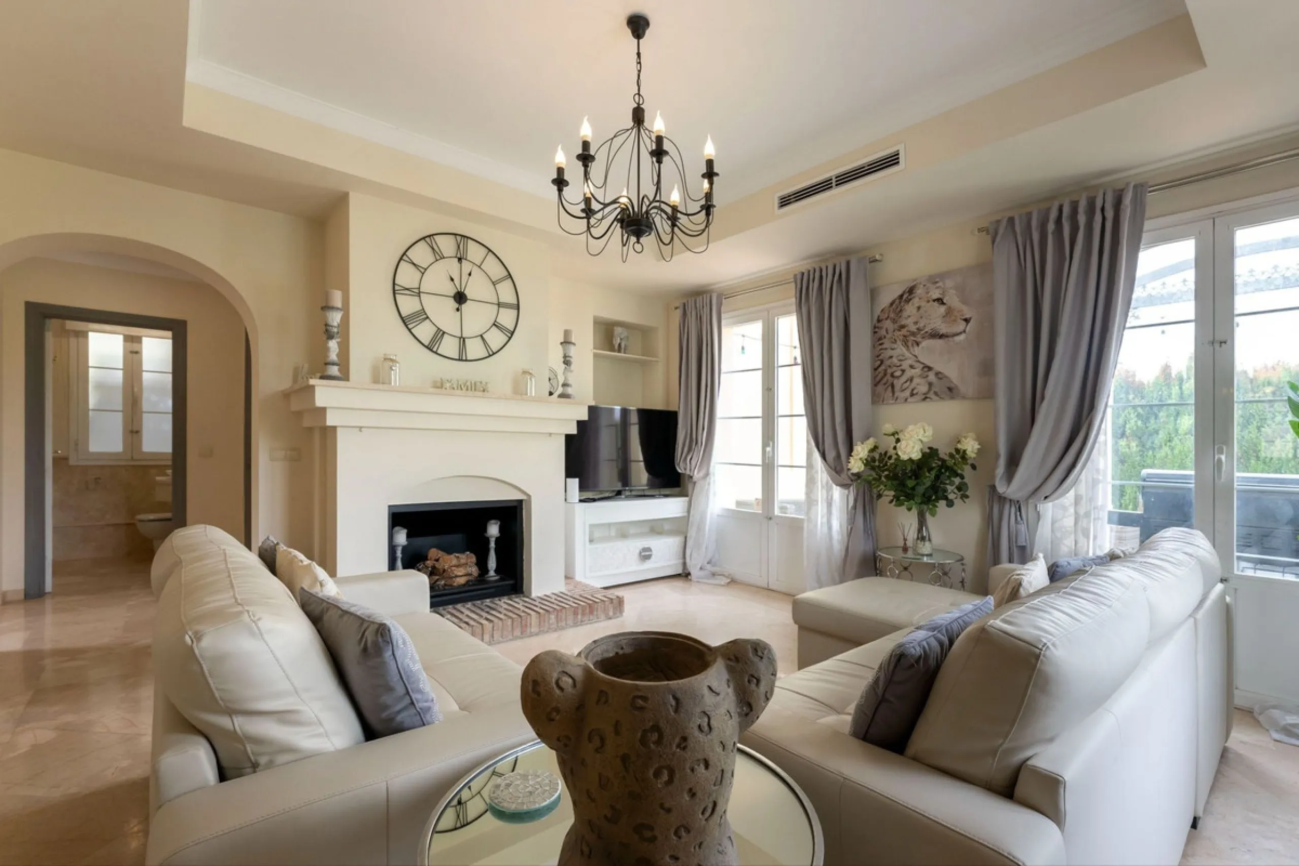 House - Detached Villa в продаже в Mijas, Málaga. В доме 3 спален и 3 ванных комнат. Площадь дома 143 м². Площадь участка 500 м²