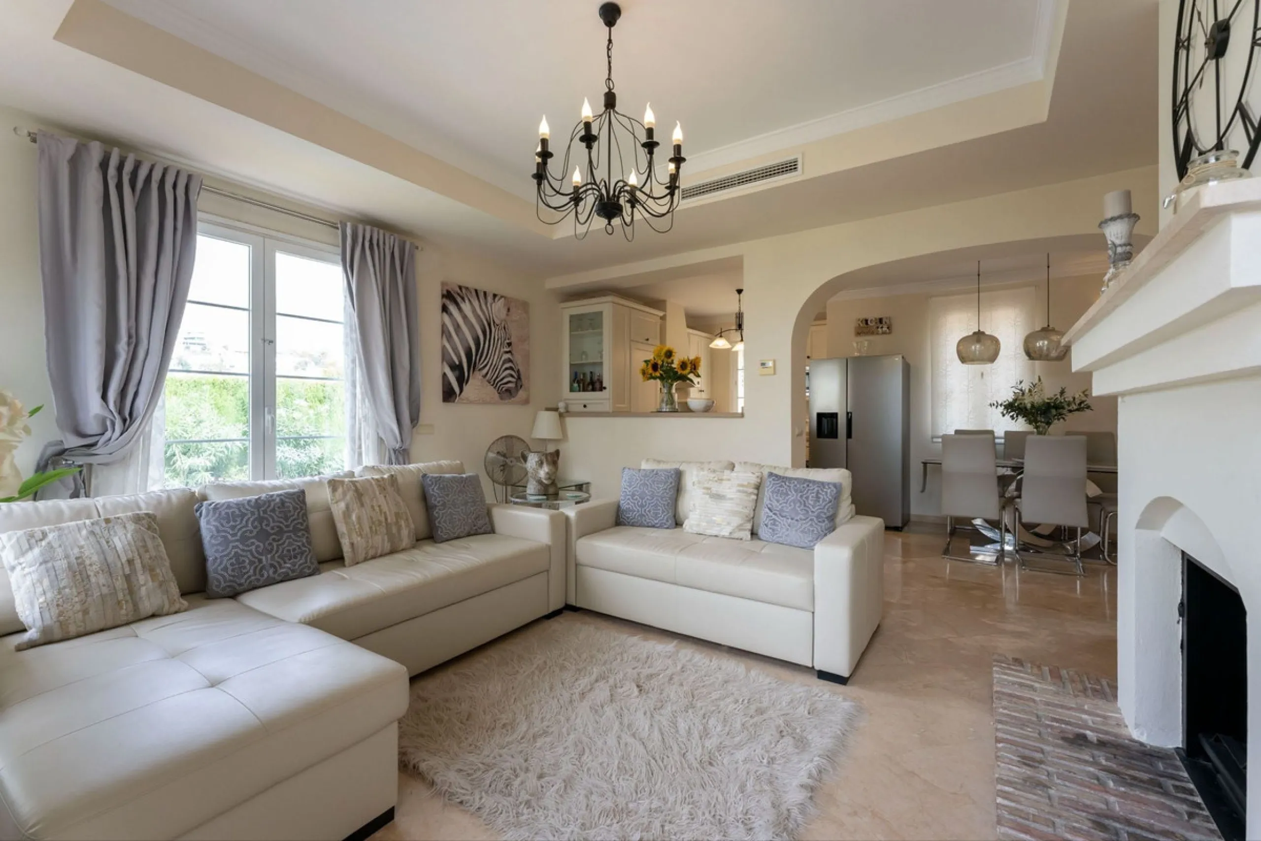 House - Detached Villa в продаже в Mijas, Málaga. В доме 3 спален и 3 ванных комнат. Площадь дома 143 м². Площадь участка 500 м²