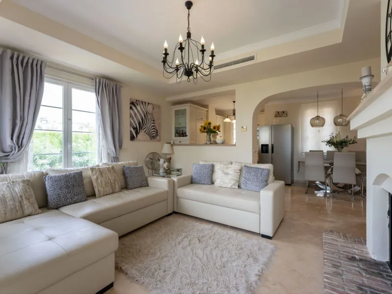 House - Detached Villa в продаже в Mijas, Málaga. В доме 3 спален и 3 ванных комнат. Площадь дома 143 м². Площадь участка 500 м²