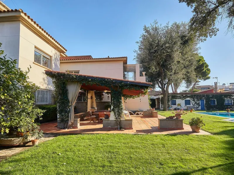 Casa independiente con gran parcela en Sant Just Desvern, Barcelona