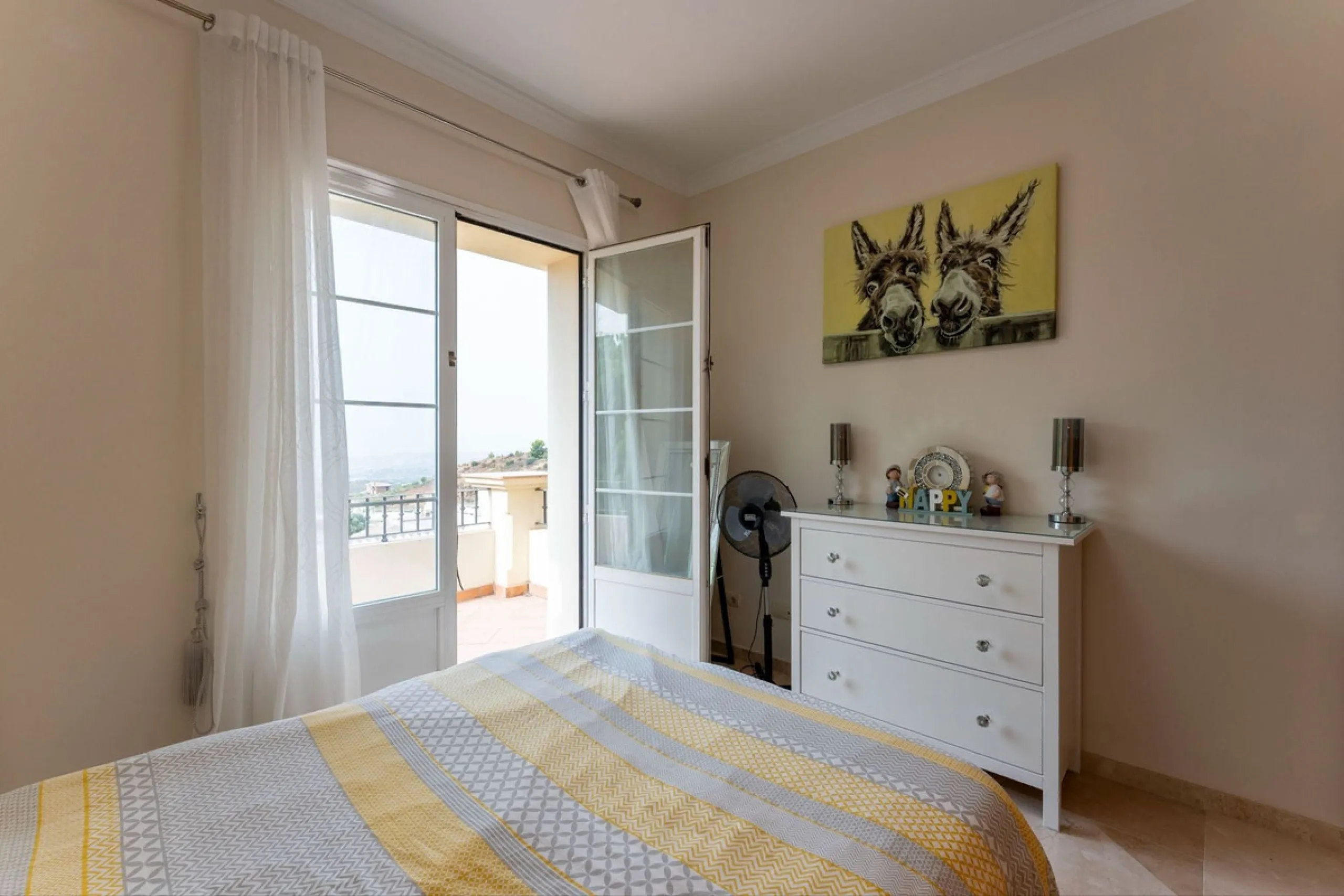 House - Detached Villa в продаже в Mijas, Málaga. В доме 3 спален и 3 ванных комнат. Площадь дома 143 м². Площадь участка 500 м²