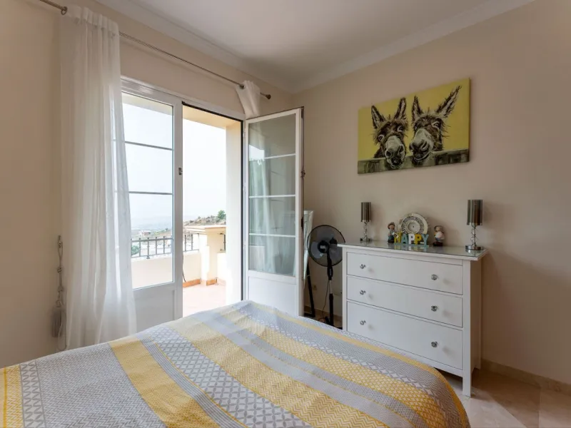 House - Detached Villa в продаже в Mijas, Málaga. В доме 3 спален и 3 ванных комнат. Площадь дома 143 м². Площадь участка 500 м²