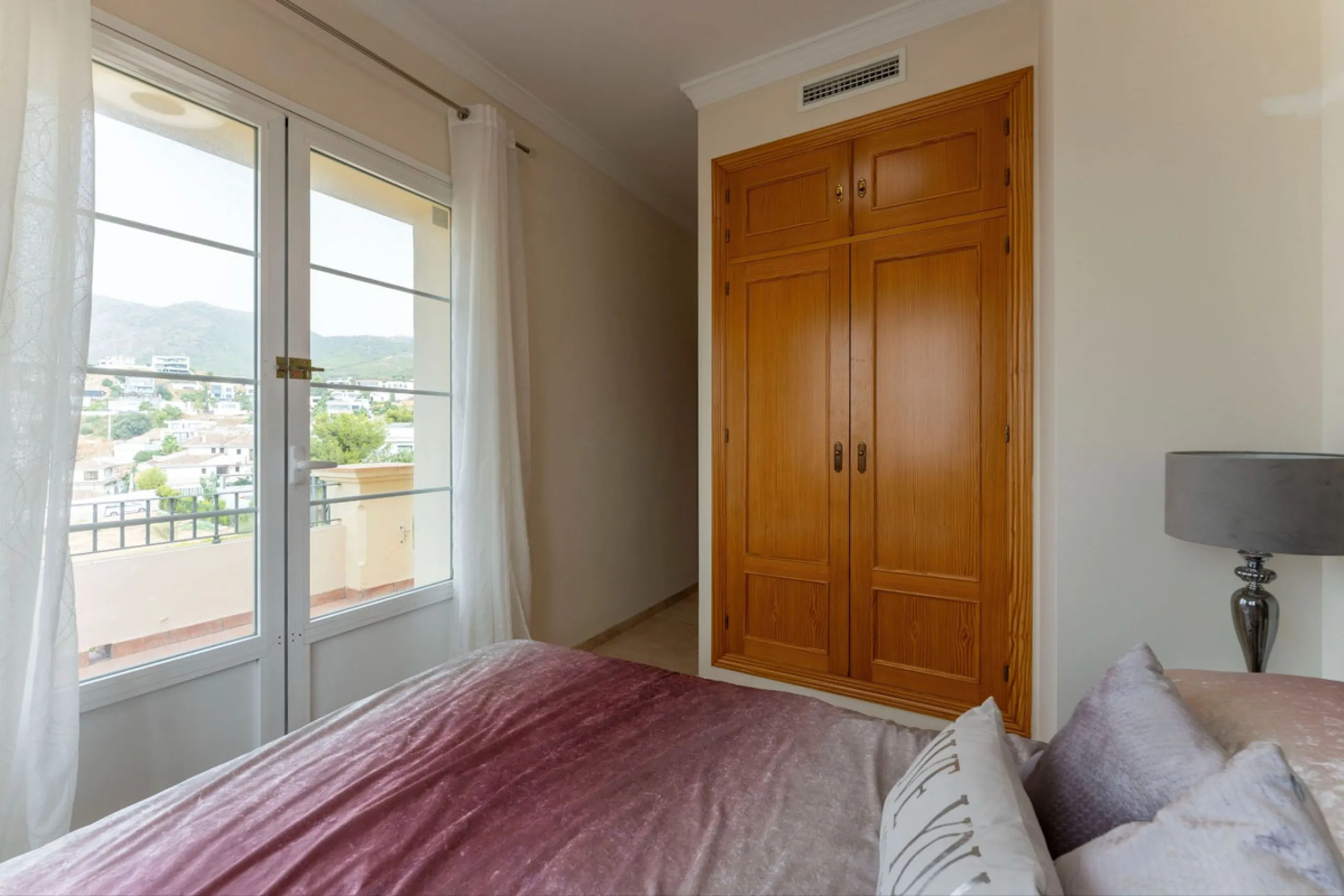 House - Detached Villa в продаже в Mijas, Málaga. В доме 3 спален и 3 ванных комнат. Площадь дома 143 м². Площадь участка 500 м²