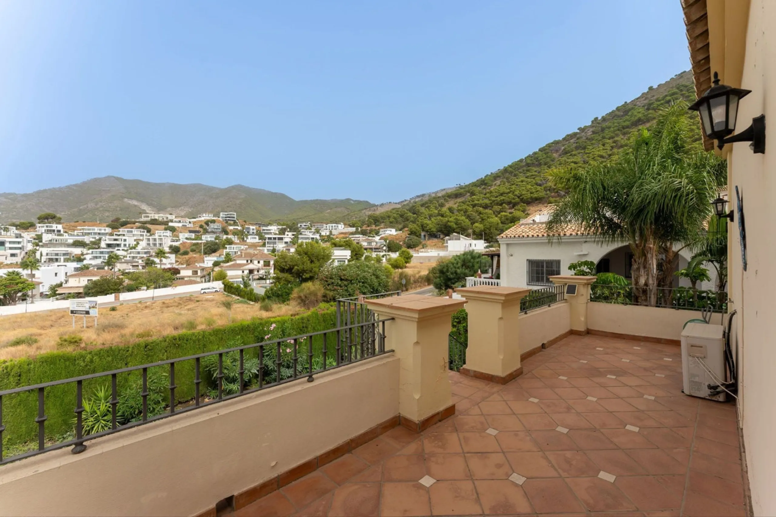 House - Detached Villa в продаже в Mijas, Málaga. В доме 3 спален и 3 ванных комнат. Площадь дома 143 м². Площадь участка 500 м²
