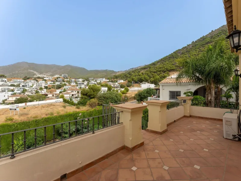 House - Detached Villa в продаже в Mijas, Málaga. В доме 3 спален и 3 ванных комнат. Площадь дома 143 м². Площадь участка 500 м²