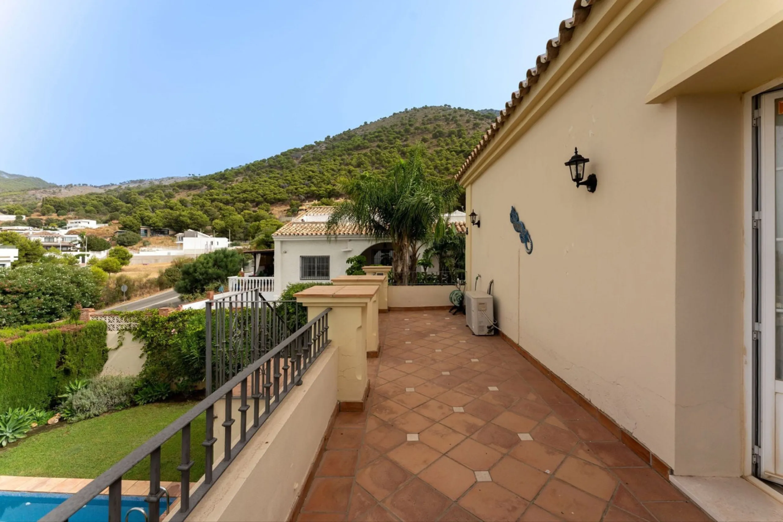 House - Detached Villa в продаже в Mijas, Málaga. В доме 3 спален и 3 ванных комнат. Площадь дома 143 м². Площадь участка 500 м²