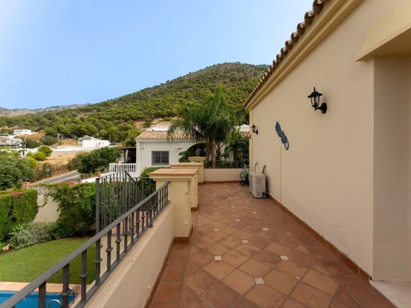House - Detached Villa в продаже в Mijas, Málaga. В доме 3 спален и 3 ванных комнат. Площадь дома 143 м². Площадь участка 500 м²