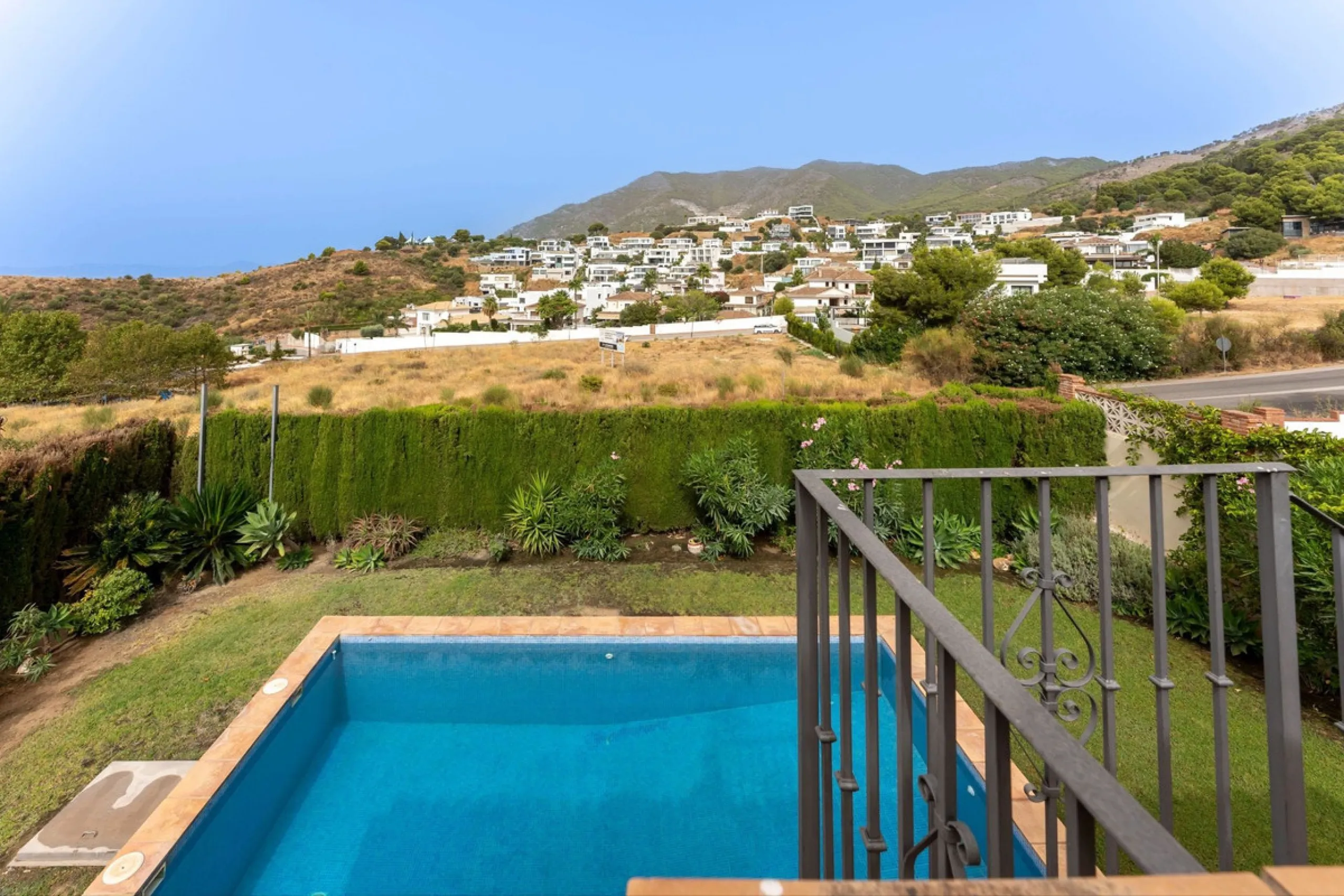 House - Detached Villa в продаже в Mijas, Málaga. В доме 3 спален и 3 ванных комнат. Площадь дома 143 м². Площадь участка 500 м²