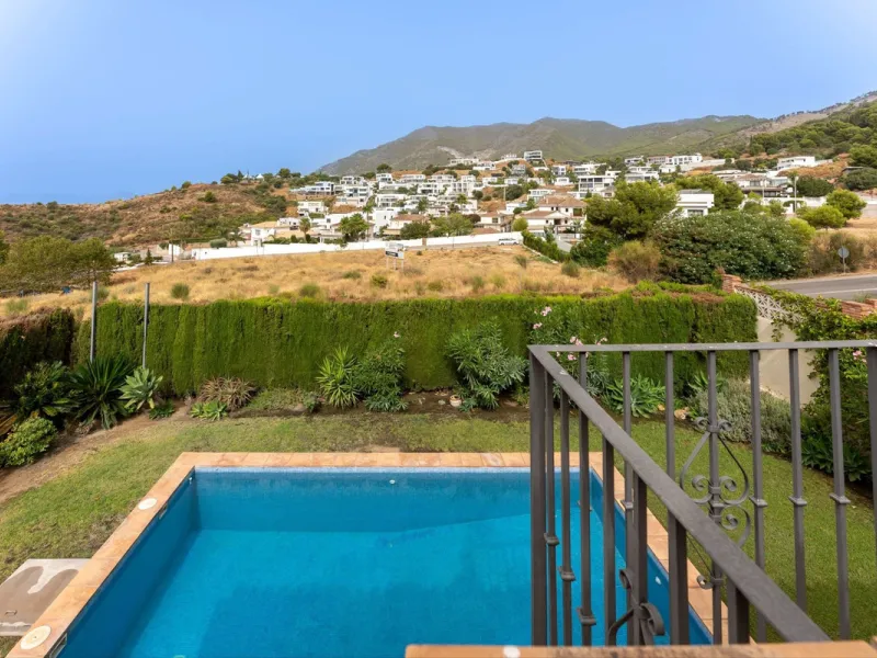 House - Detached Villa в продаже в Mijas, Málaga. В доме 3 спален и 3 ванных комнат. Площадь дома 143 м². Площадь участка 500 м²