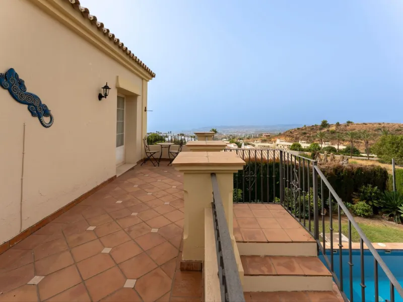House - Detached Villa в продаже в Mijas, Málaga. В доме 3 спален и 3 ванных комнат. Площадь дома 143 м². Площадь участка 500 м²