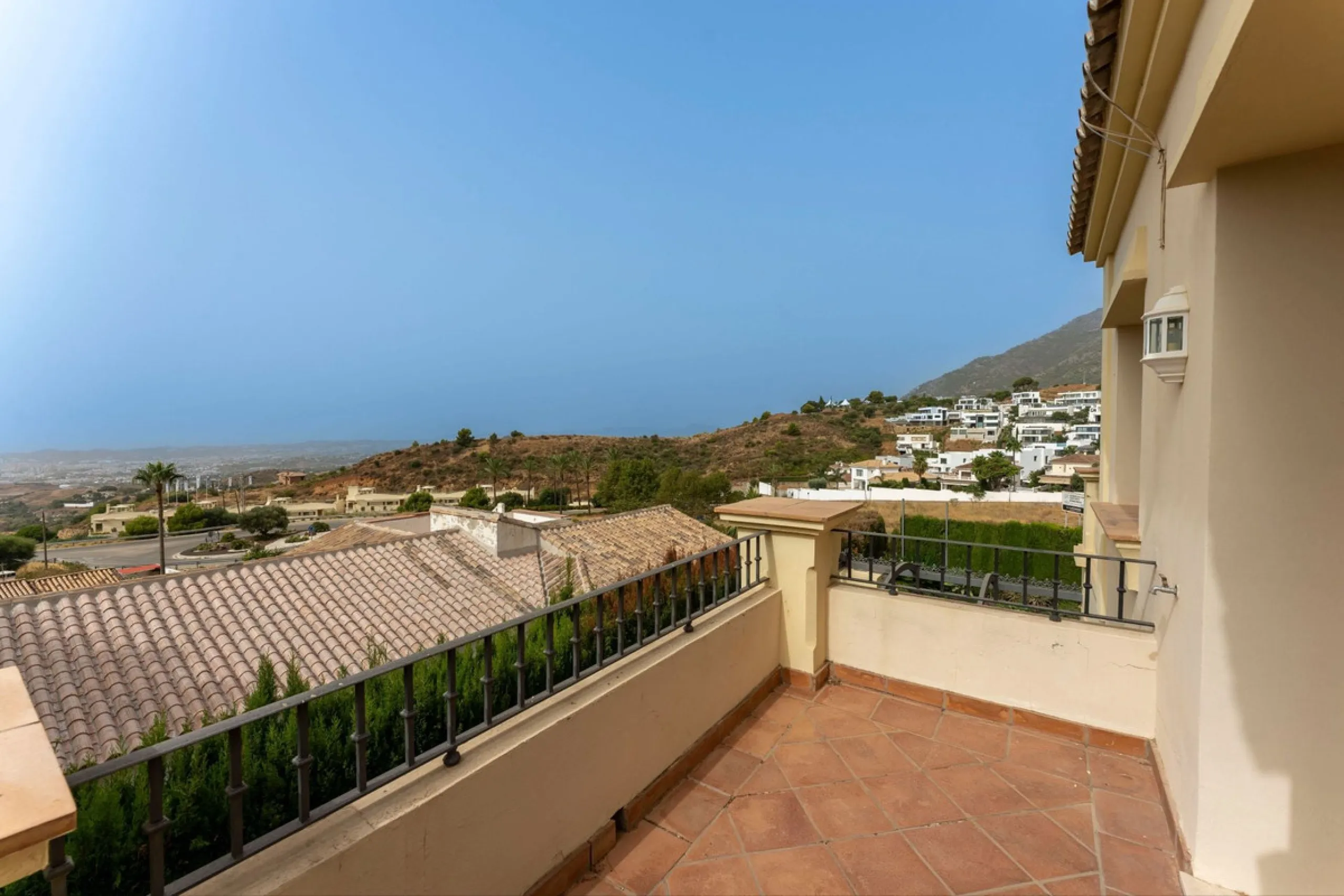 House - Detached Villa в продаже в Mijas, Málaga. В доме 3 спален и 3 ванных комнат. Площадь дома 143 м². Площадь участка 500 м²