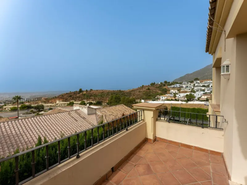 House - Detached Villa в продаже в Mijas, Málaga. В доме 3 спален и 3 ванных комнат. Площадь дома 143 м². Площадь участка 500 м²