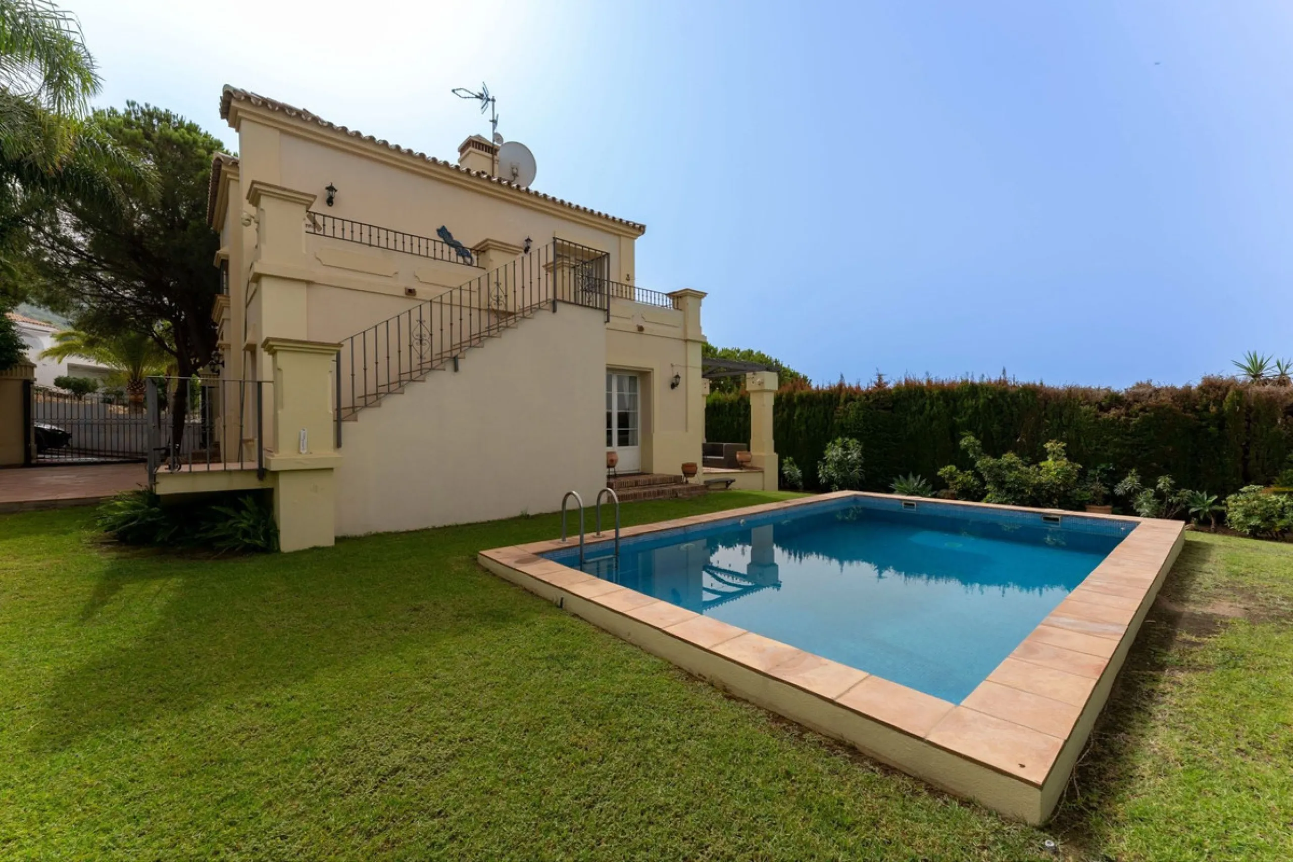 House - Detached Villa в продаже в Mijas, Málaga. В доме 3 спален и 3 ванных комнат. Площадь дома 143 м². Площадь участка 500 м²