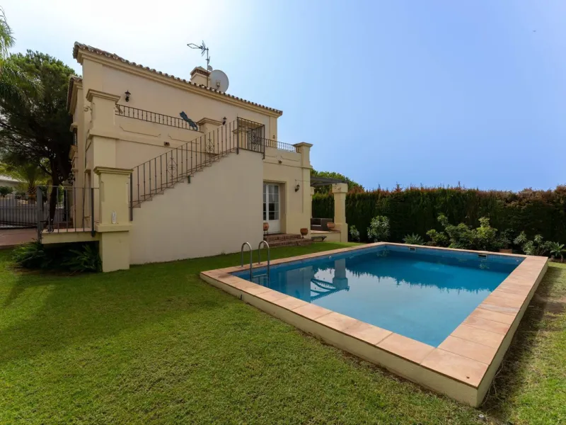 House - Detached Villa в продаже в Mijas, Málaga. В доме 3 спален и 3 ванных комнат. Площадь дома 143 м². Площадь участка 500 м²