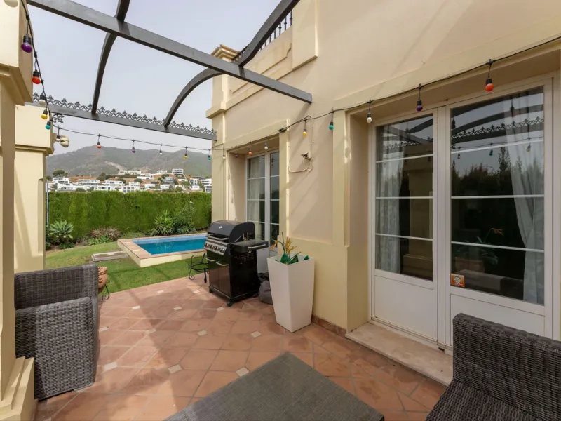 House - Detached Villa в продаже в Mijas, Málaga. В доме 3 спален и 3 ванных комнат. Площадь дома 143 м². Площадь участка 500 м²