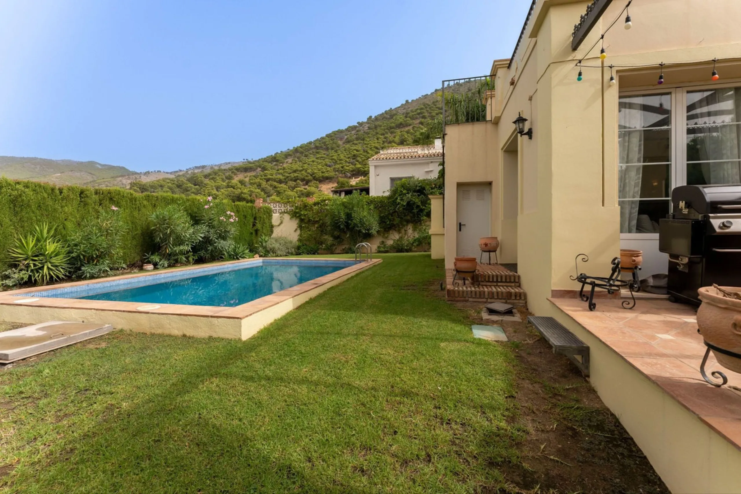 House - Detached Villa в продаже в Mijas, Málaga. В доме 3 спален и 3 ванных комнат. Площадь дома 143 м². Площадь участка 500 м²