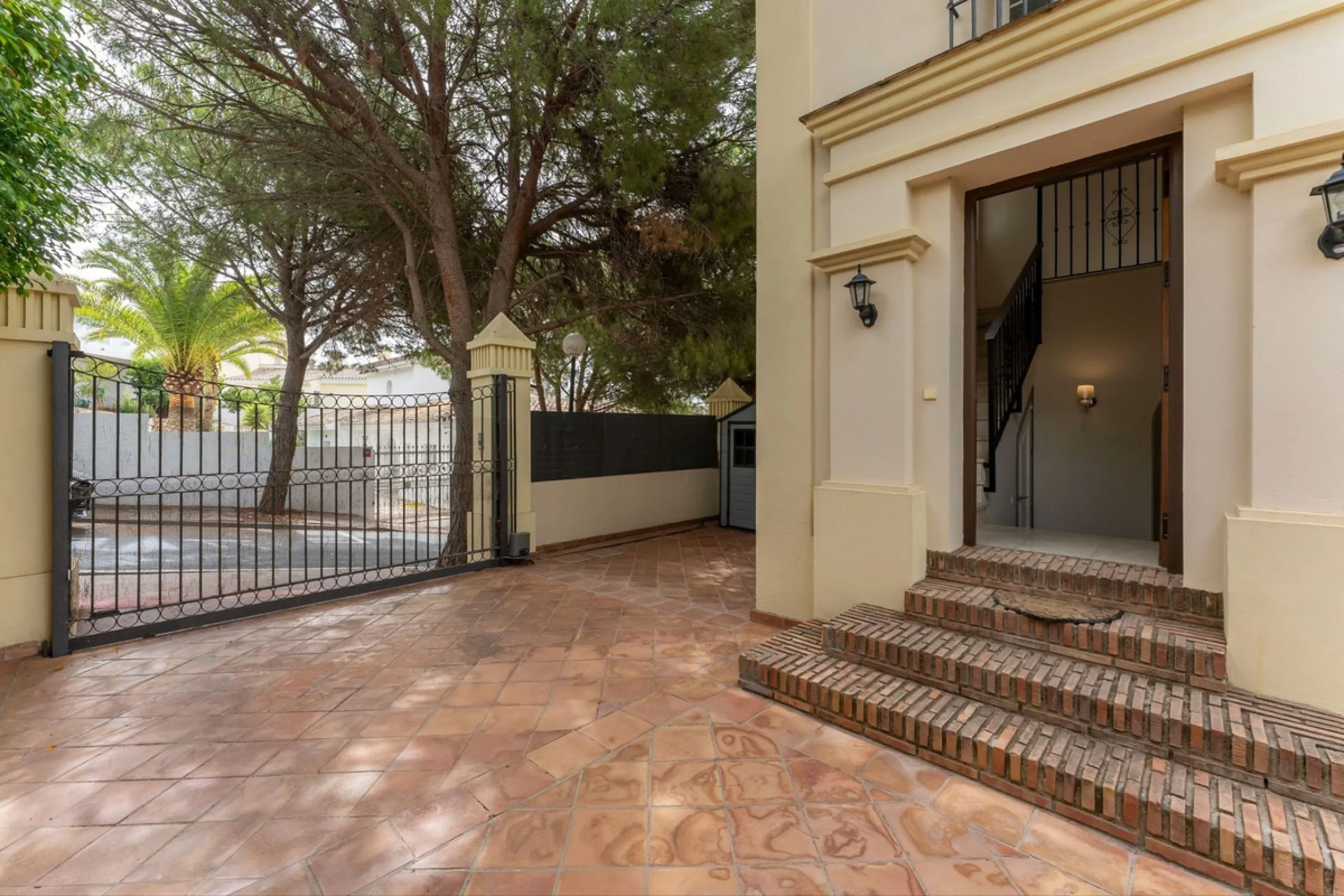 House - Detached Villa в продаже в Mijas, Málaga. В доме 3 спален и 3 ванных комнат. Площадь дома 143 м². Площадь участка 500 м²