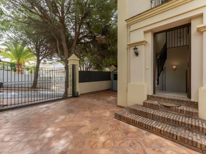 House - Detached Villa в продаже в Mijas, Málaga. В доме 3 спален и 3 ванных комнат. Площадь дома 143 м². Площадь участка 500 м²