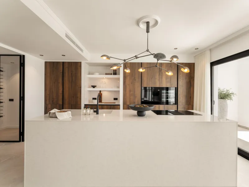 Contemporary duplex for sale in the exclusive Las Colinas de Marbella community in Benahavís, offering three bedrooms and three bathroom.  Designed with both style and function in mind, this home brings together modern living spaces with panoramic sea and