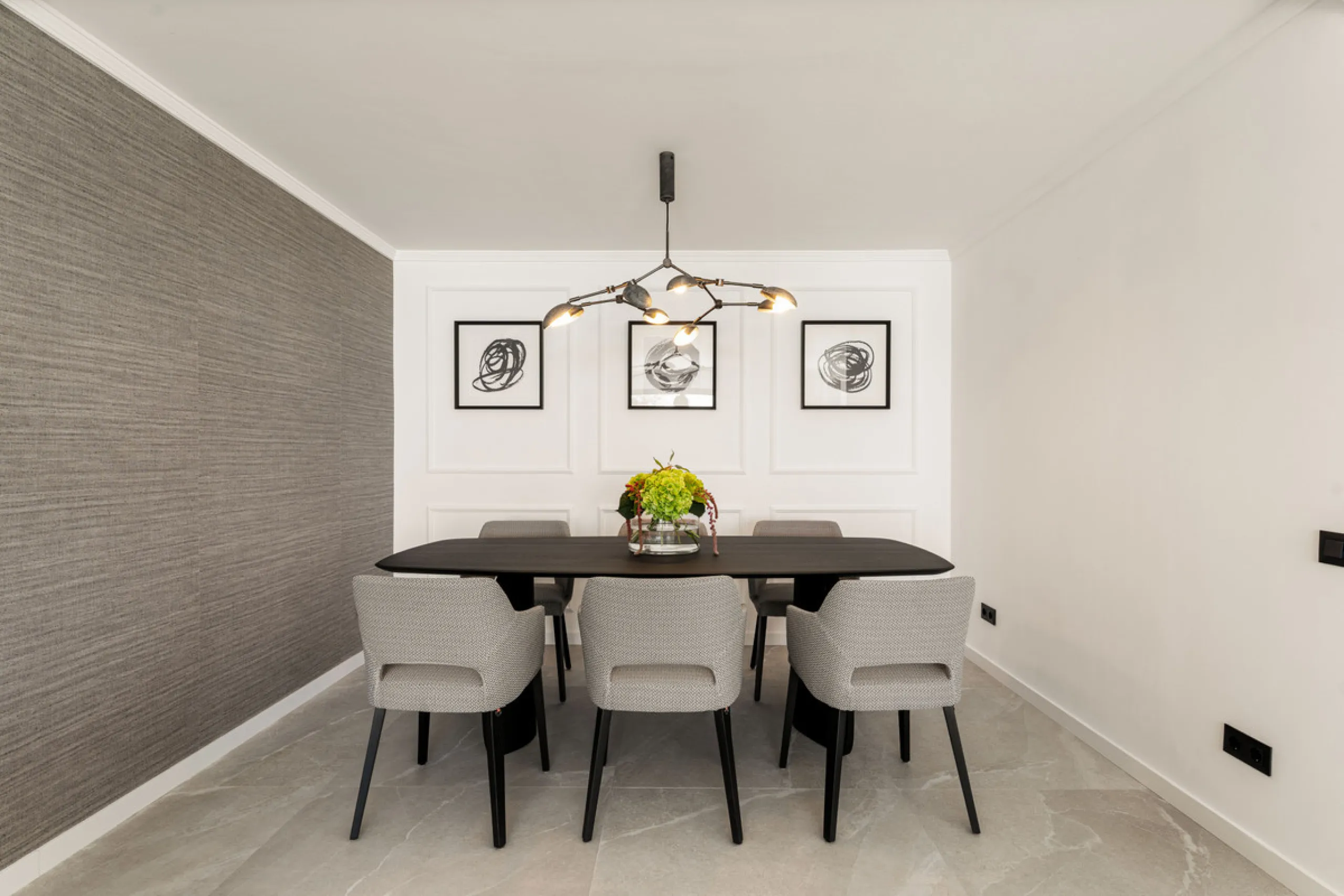 Contemporary duplex for sale in the exclusive Las Colinas de Marbella community in Benahavís, offering three bedrooms and three bathroom.  Designed with both style and function in mind, this home brings together modern living spaces with panoramic sea and