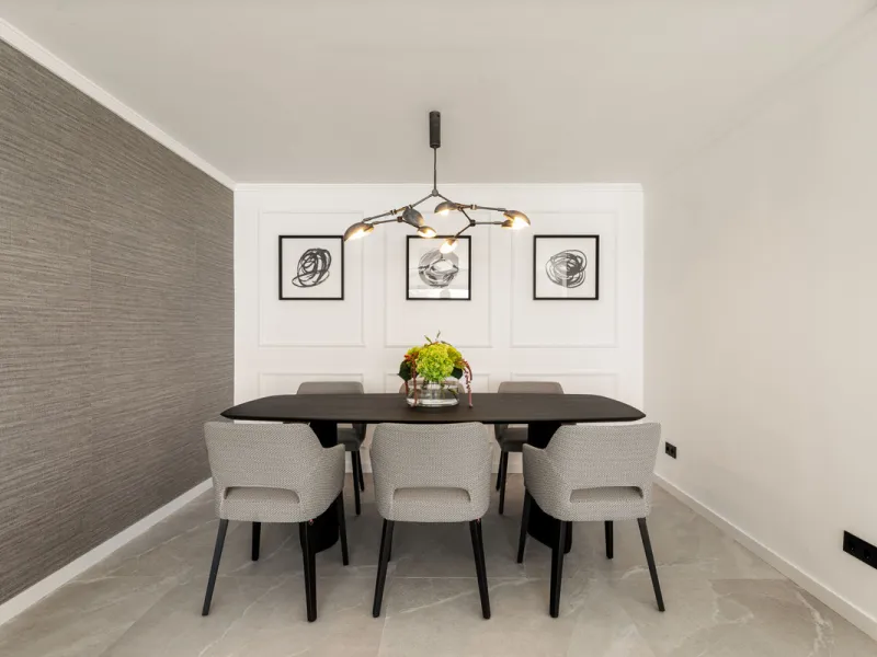 Contemporary duplex for sale in the exclusive Las Colinas de Marbella community in Benahavís, offering three bedrooms and three bathroom.  Designed with both style and function in mind, this home brings together modern living spaces with panoramic sea and