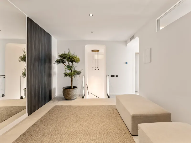 Contemporary duplex for sale in the exclusive Las Colinas de Marbella community in Benahavís, offering three bedrooms and three bathroom.  Designed with both style and function in mind, this home brings together modern living spaces with panoramic sea and