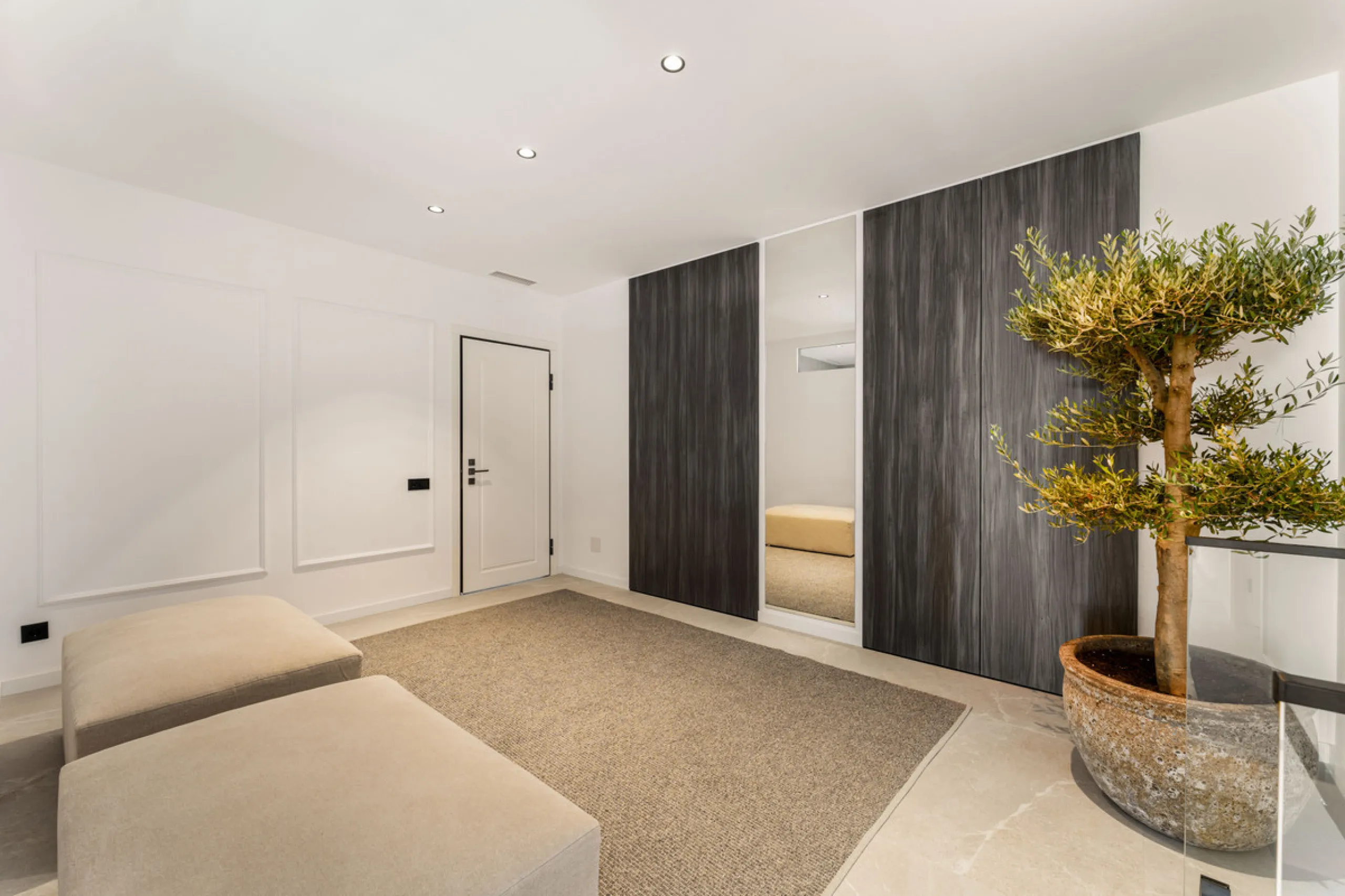 Contemporary duplex for sale in the exclusive Las Colinas de Marbella community in Benahavís, offering three bedrooms and three bathroom.  Designed with both style and function in mind, this home brings together modern living spaces with panoramic sea and