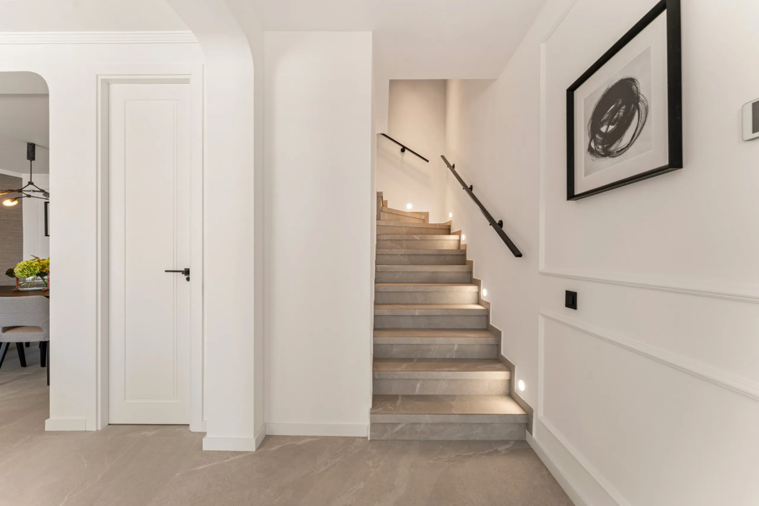 Contemporary duplex for sale in the exclusive Las Colinas de Marbella community in Benahavís, offering three bedrooms and three bathroom.  Designed with both style and function in mind, this home brings together modern living spaces with panoramic sea and