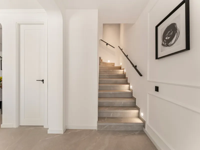 Contemporary duplex for sale in the exclusive Las Colinas de Marbella community in Benahavís, offering three bedrooms and three bathroom.  Designed with both style and function in mind, this home brings together modern living spaces with panoramic sea and