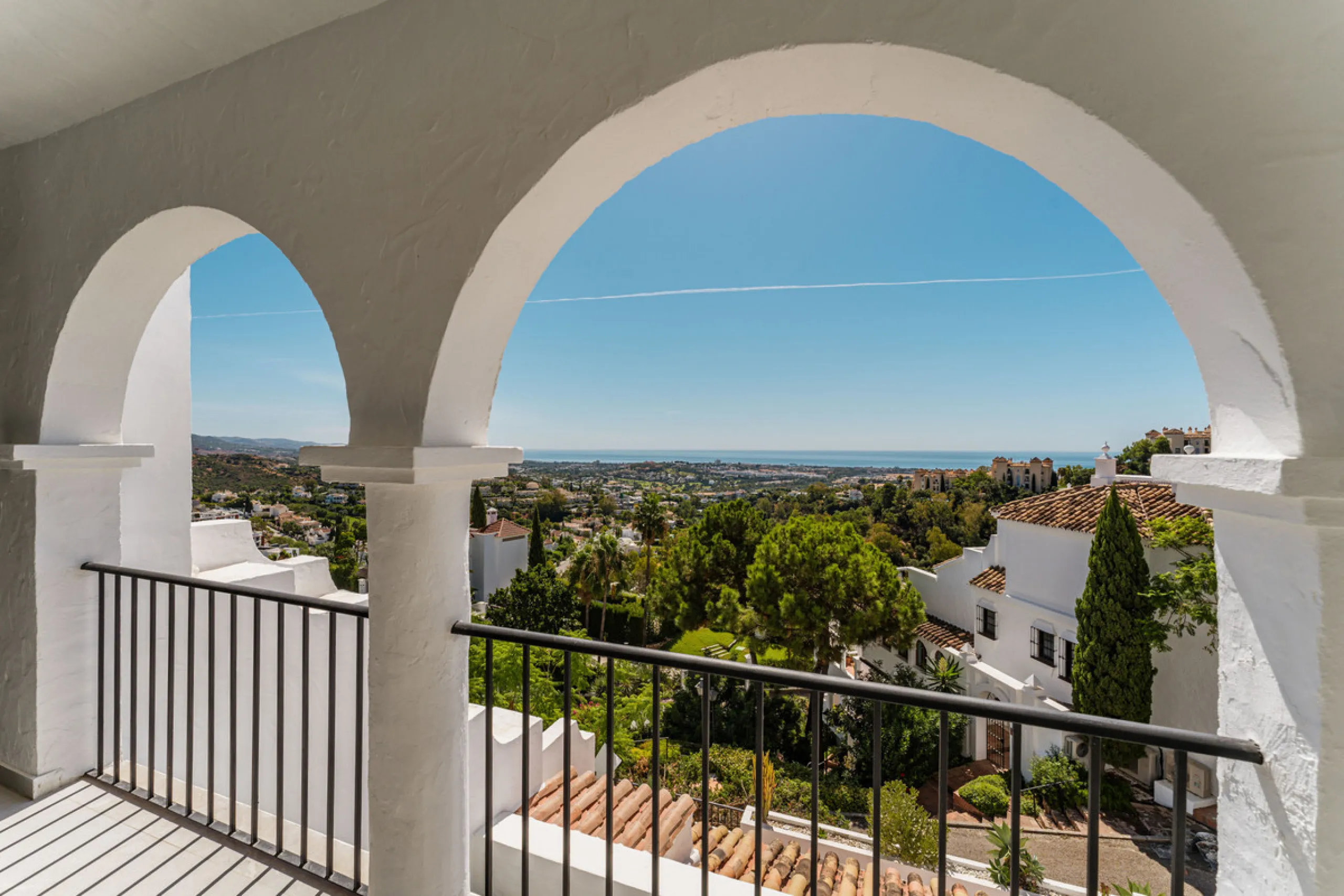 Contemporary duplex for sale in the exclusive Las Colinas de Marbella community in Benahavís, offering three bedrooms and three bathroom.  Designed with both style and function in mind, this home brings together modern living spaces with panoramic sea and
