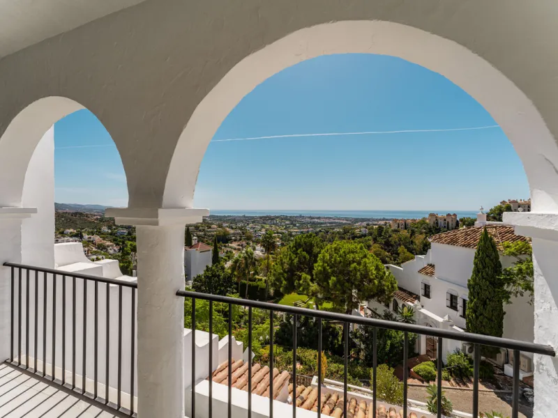Contemporary duplex for sale in the exclusive Las Colinas de Marbella community in Benahavís, offering three bedrooms and three bathroom.  Designed with both style and function in mind, this home brings together modern living spaces with panoramic sea and
