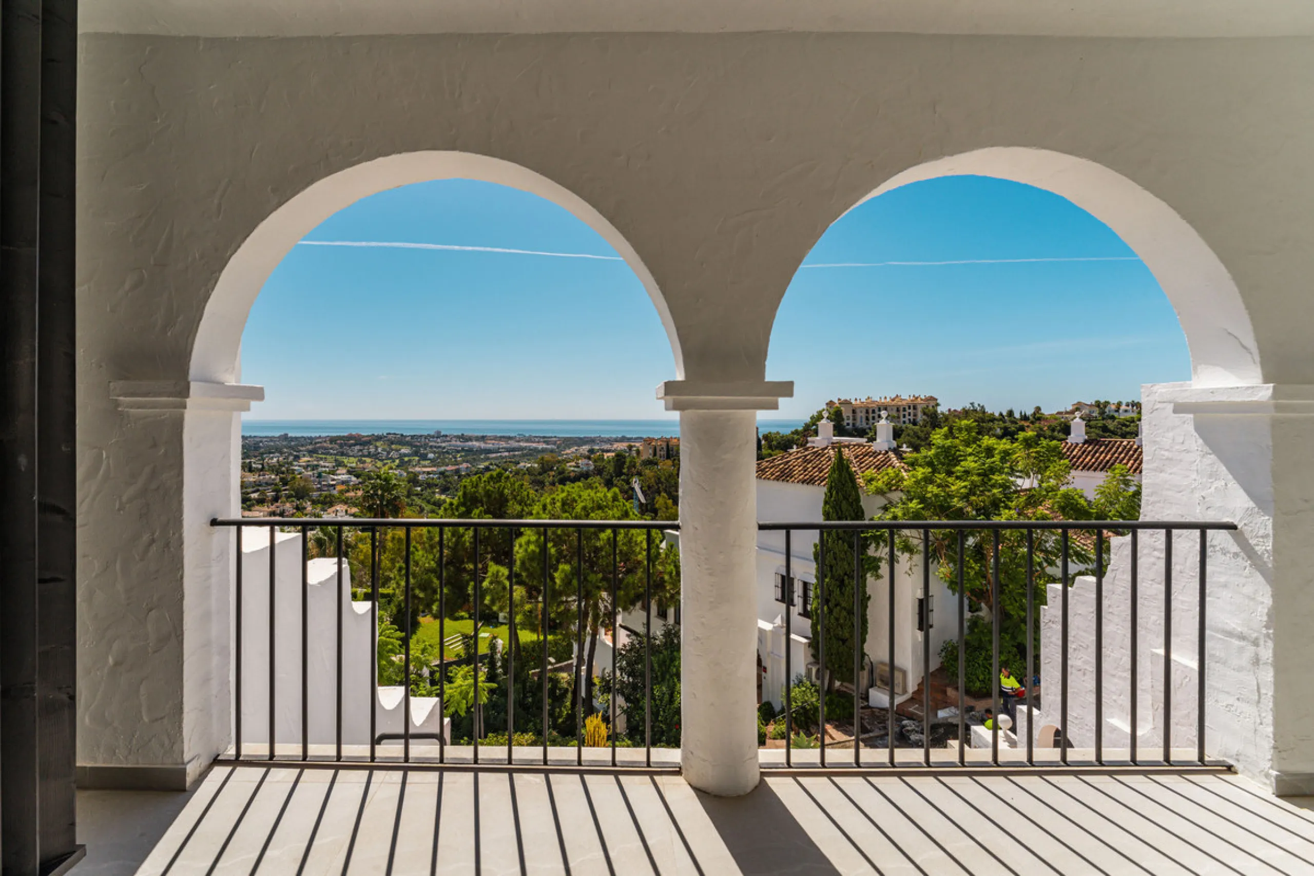 Contemporary duplex for sale in the exclusive Las Colinas de Marbella community in Benahavís, offering three bedrooms and three bathroom.  Designed with both style and function in mind, this home brings together modern living spaces with panoramic sea and
